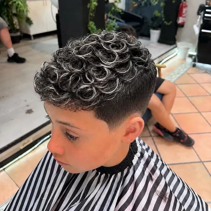Rizos con mechas claras y laterales degradados